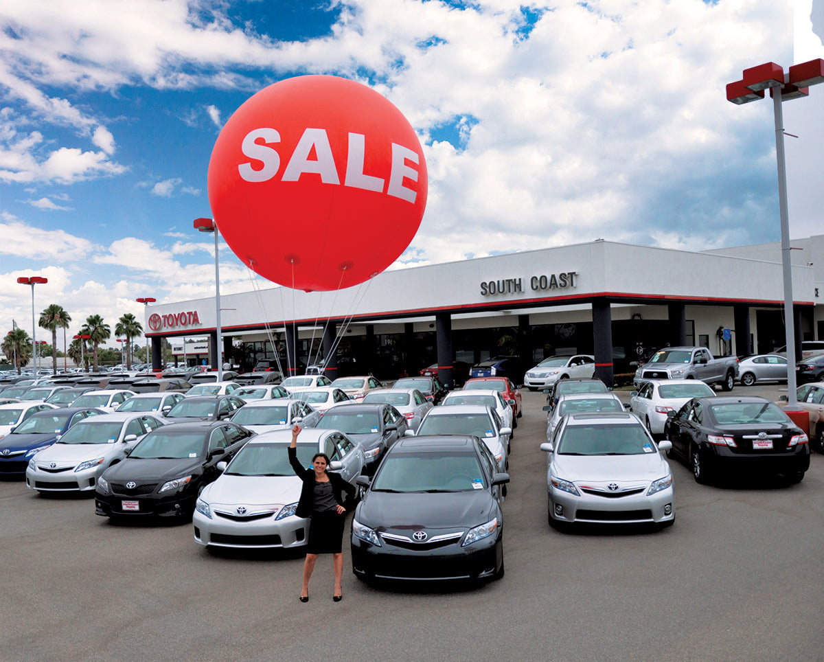The 8-Foot 'Main Event' Sale Balloon